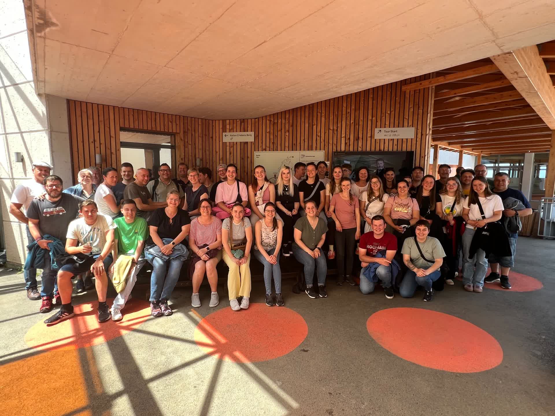 Gruppenfoto vor dem Eingang zum Salzbergwerk
