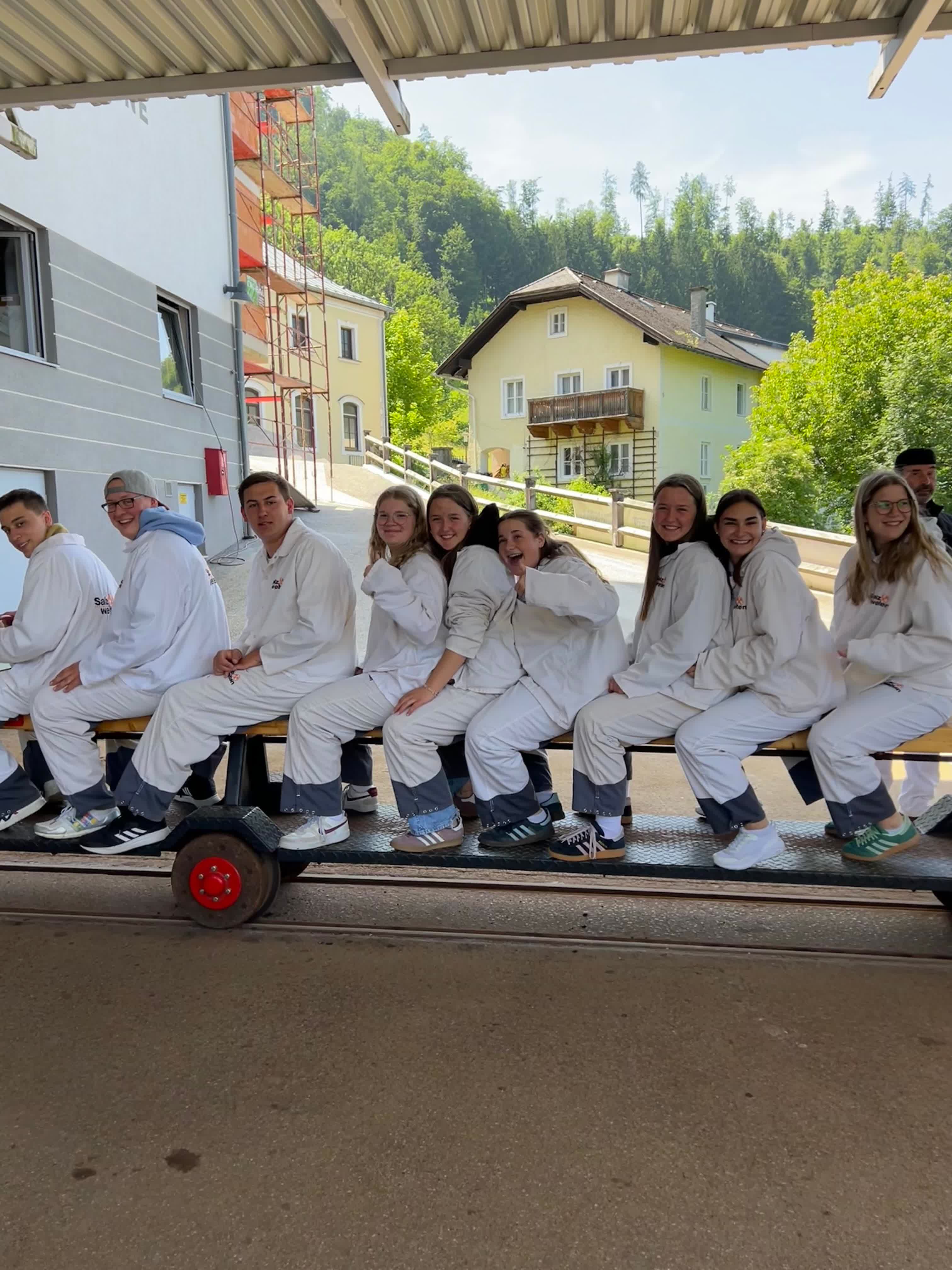 Mit der Bergmannskluft auf der Grubenbahn