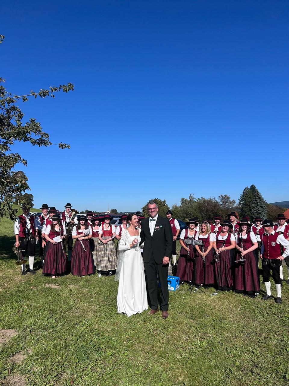 Das Brautpaar Stefanie und Leopold Bihler  mit den Musikanten aus Oberreitnau und Hergensweiler