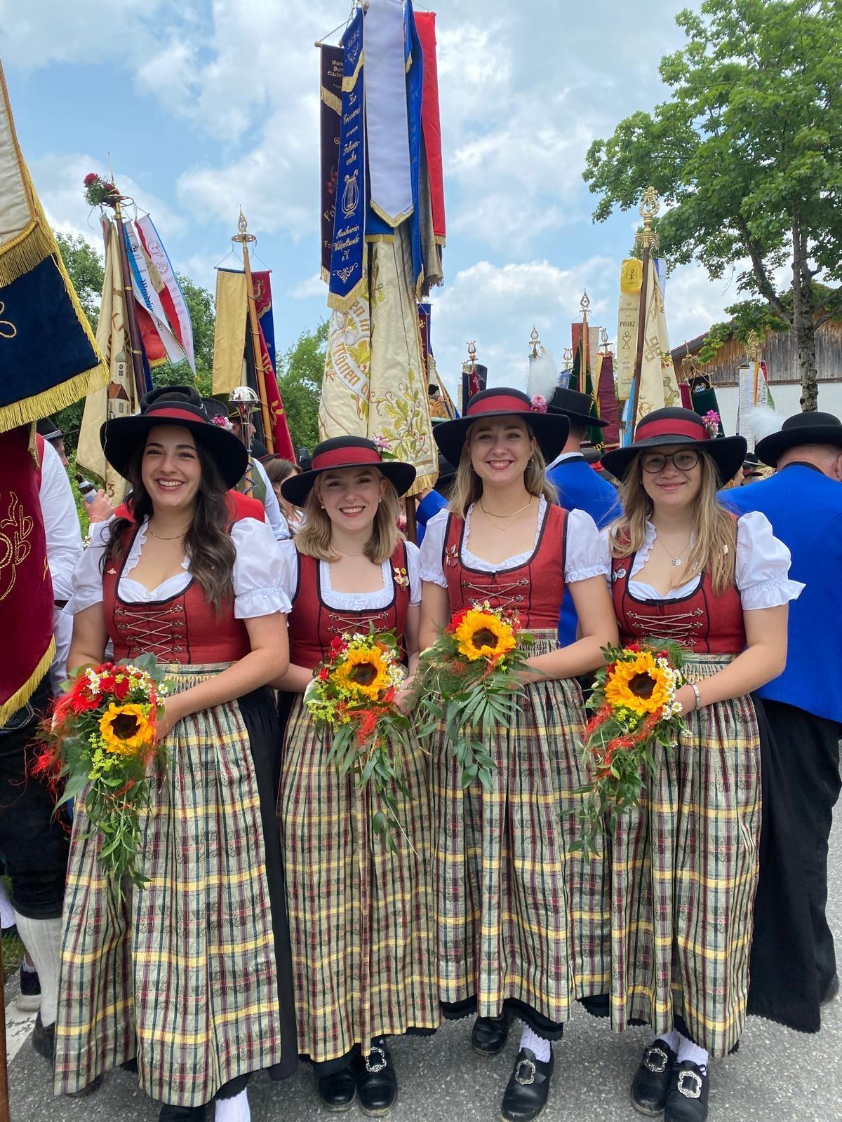Unsere Festdamen beim Bezirksmusikfest in Grünenbach