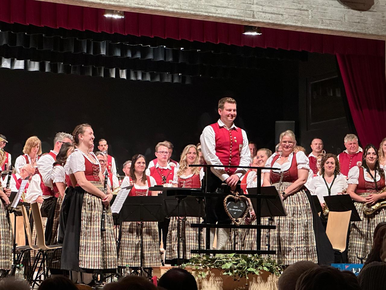 Dirigent Stephan Moosbrugger beim Frühjahrskonzert