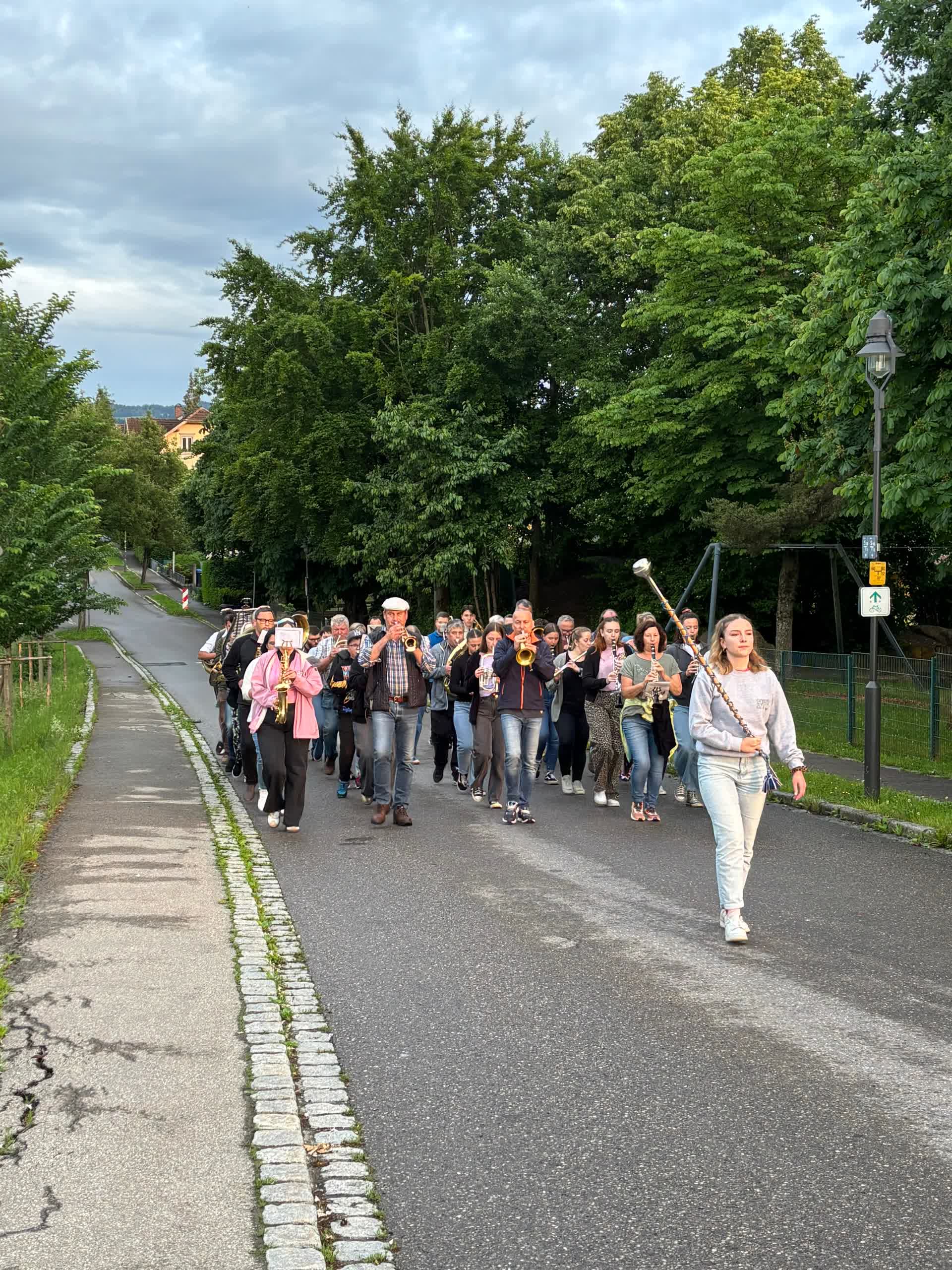 Marschierprobe vor dem Bezirksmusikfest in Grünenbach mit Stabführerin Antonia Pichler