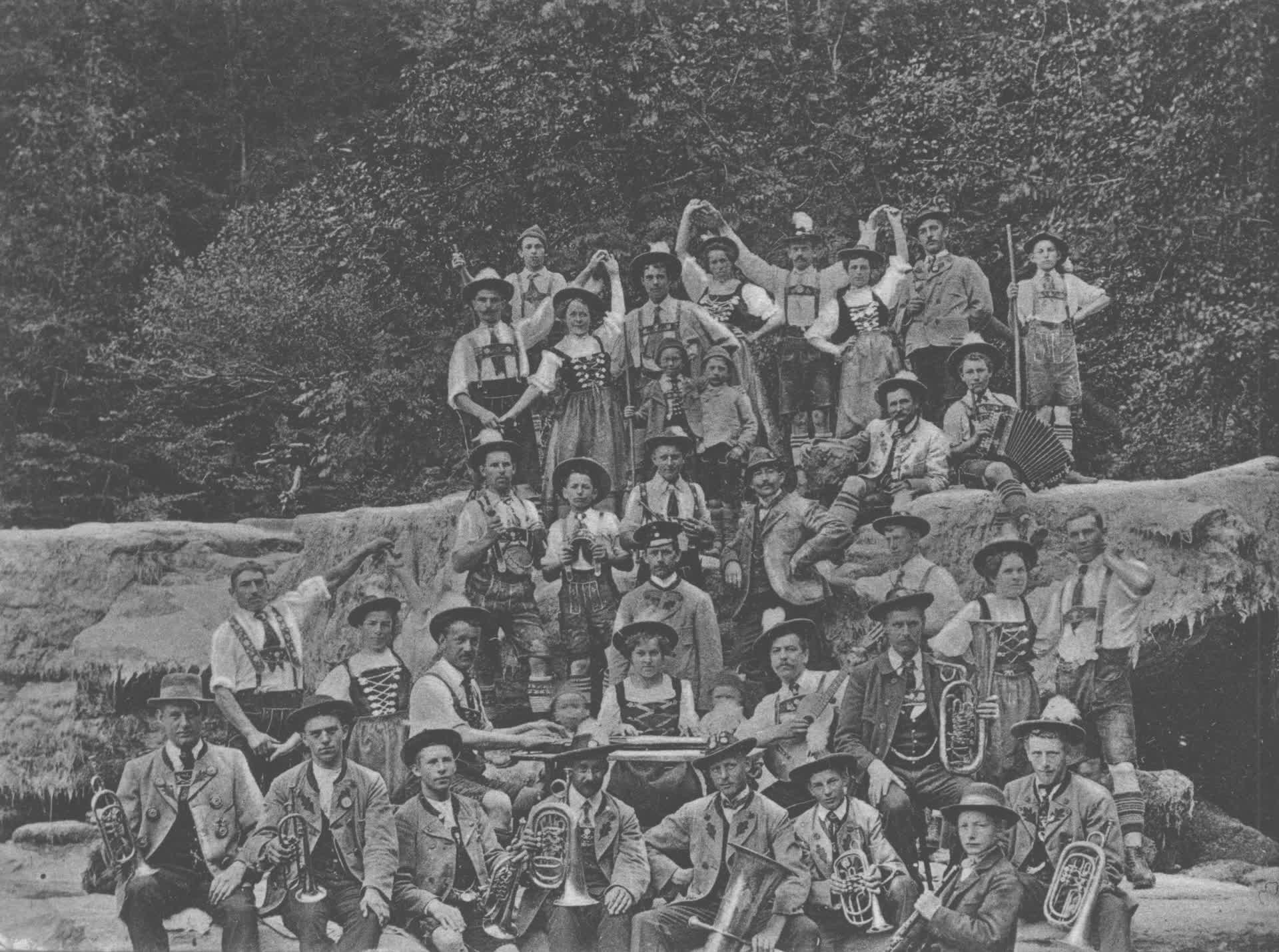 Trachtenverein mit Musikern 1909