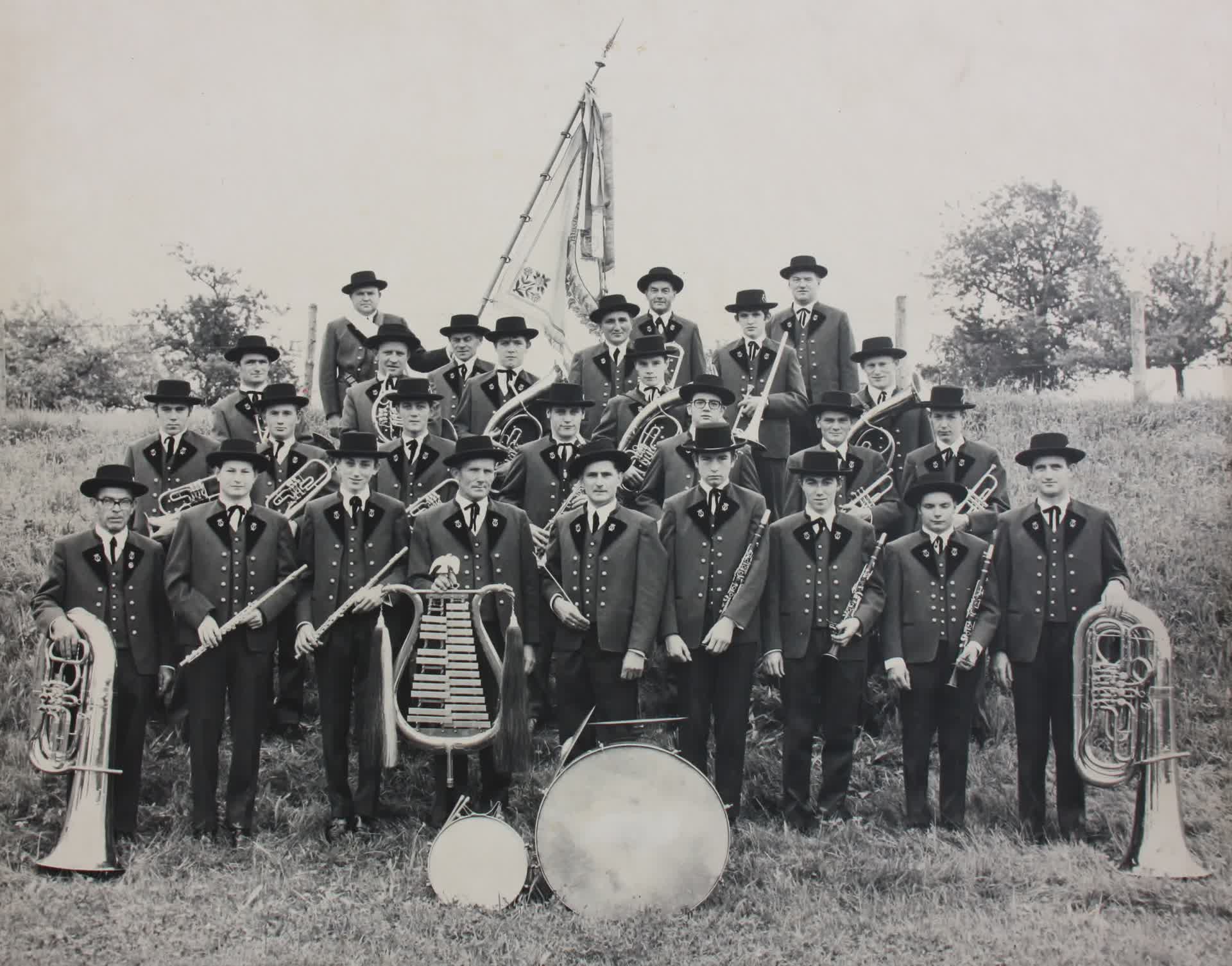 Gruppenfoto mit neuer Tracht von 1968