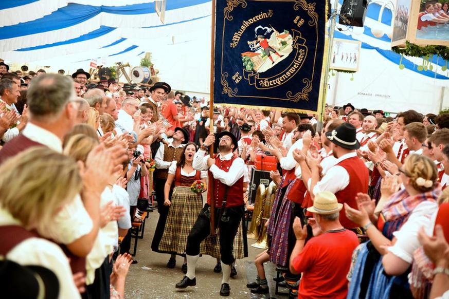 Fahneneinmarsch Bezirksmusikfest 2016